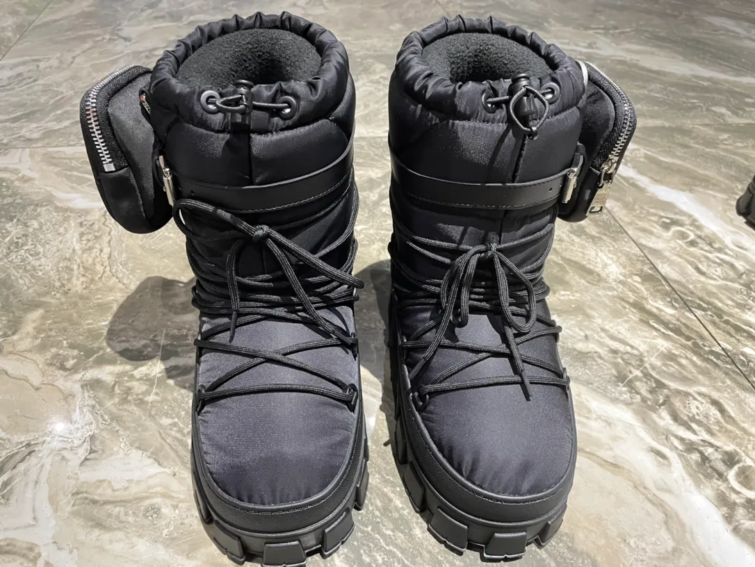 👟👟Ex-factory price 760👟👟 The highest version on the market, Prada's king style, snow boots, ski boots, fat and cute, so cute →_→ From the Prada limited series, unique. Shiny nylon Oblique upper with criss-cross straps for an ideal fit. The boots are made of technical fabric and have a short-cut version. They can be worn in the city or in the mountains. They make the calves slimmer, taller, warmer and have a concave shape. The boots and soles use the original waterproof effect. The size is 35-40. 41Customized